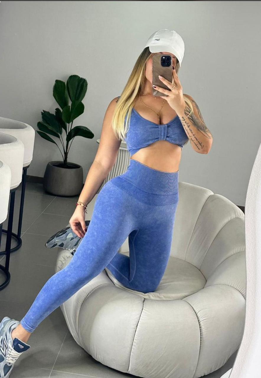 Set de leggins con realce y top con almohadilla