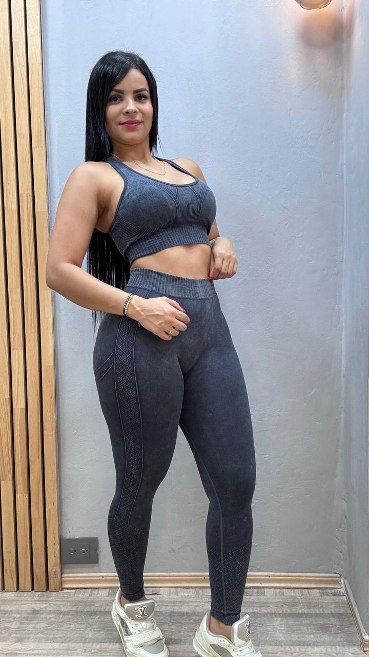 Hermoso set leggins con realce y top con la almohadilla desgastado