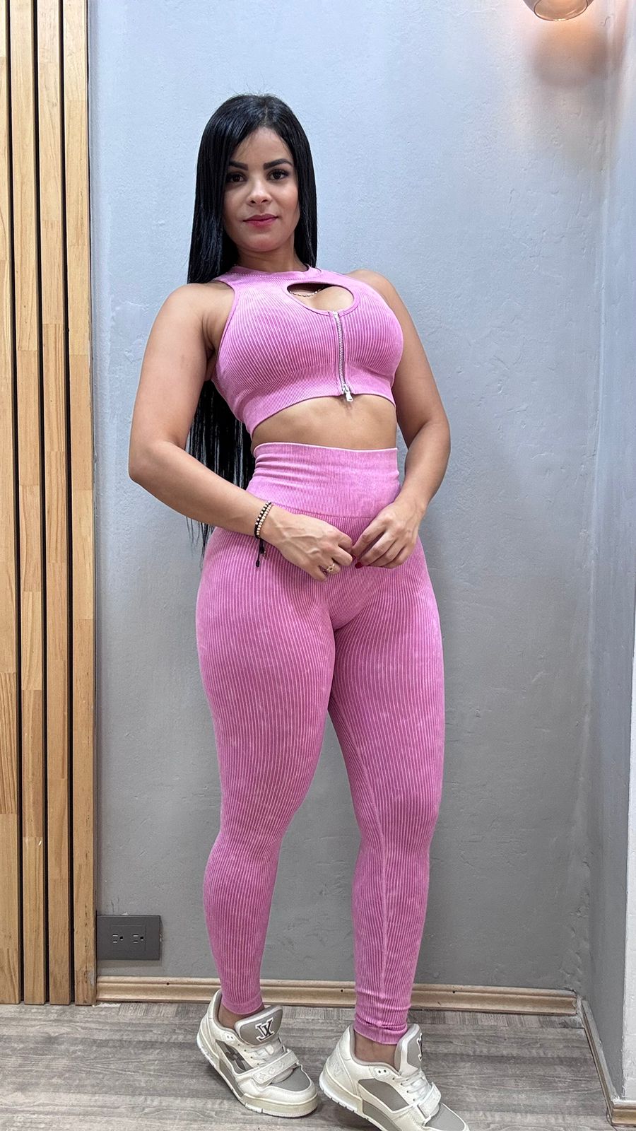 Set leggins con realce y top con cremallera y almohadillas