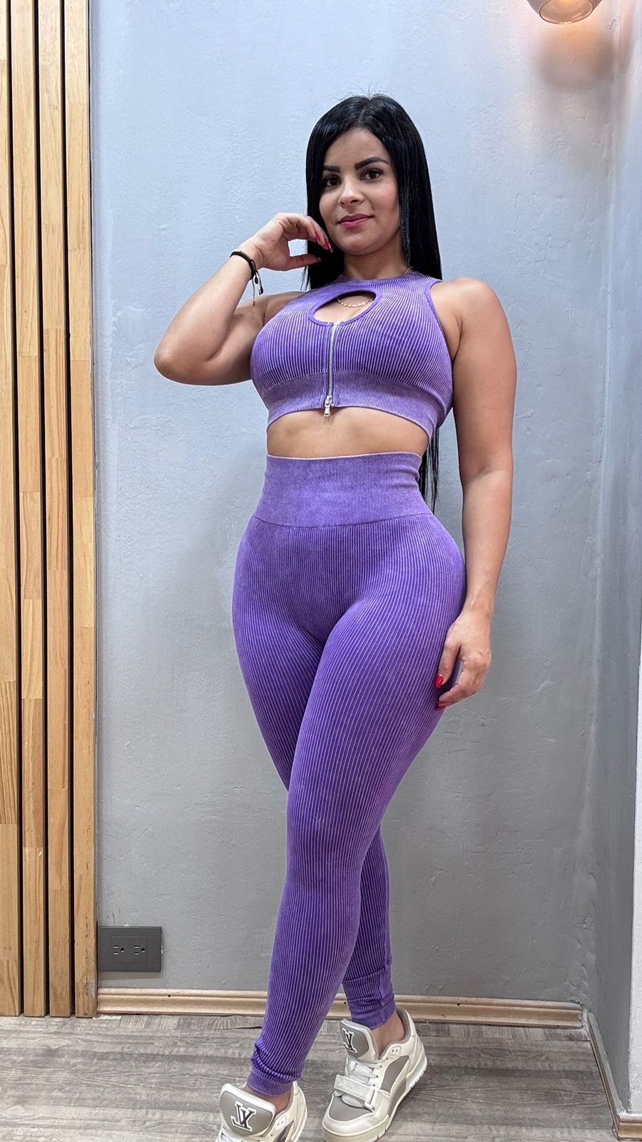 Set leggins con realce y top con cremallera y almohadillas