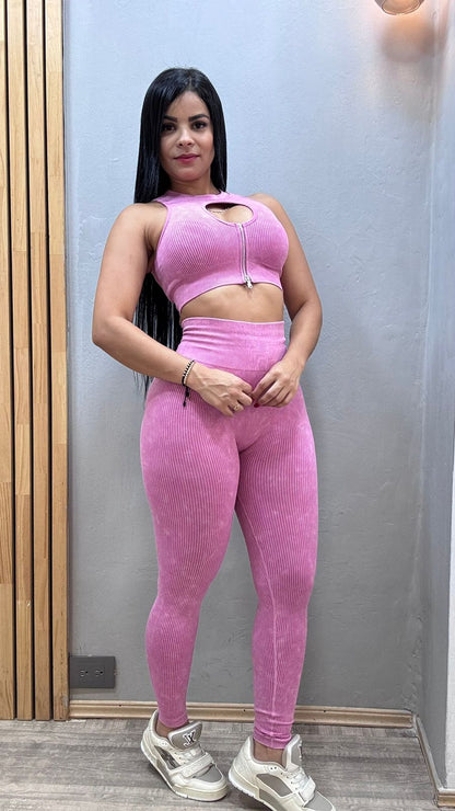 Set leggins con realce y top con cremallera y almohadillas