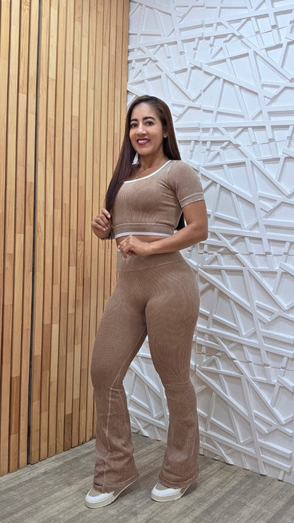 Set bota campana con realce y camiseta con sesgo
