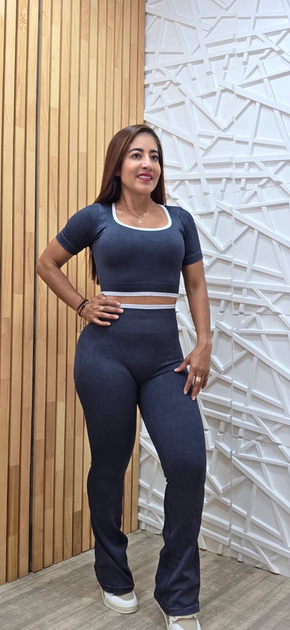 Set bota campana con realce y camiseta con sesgo