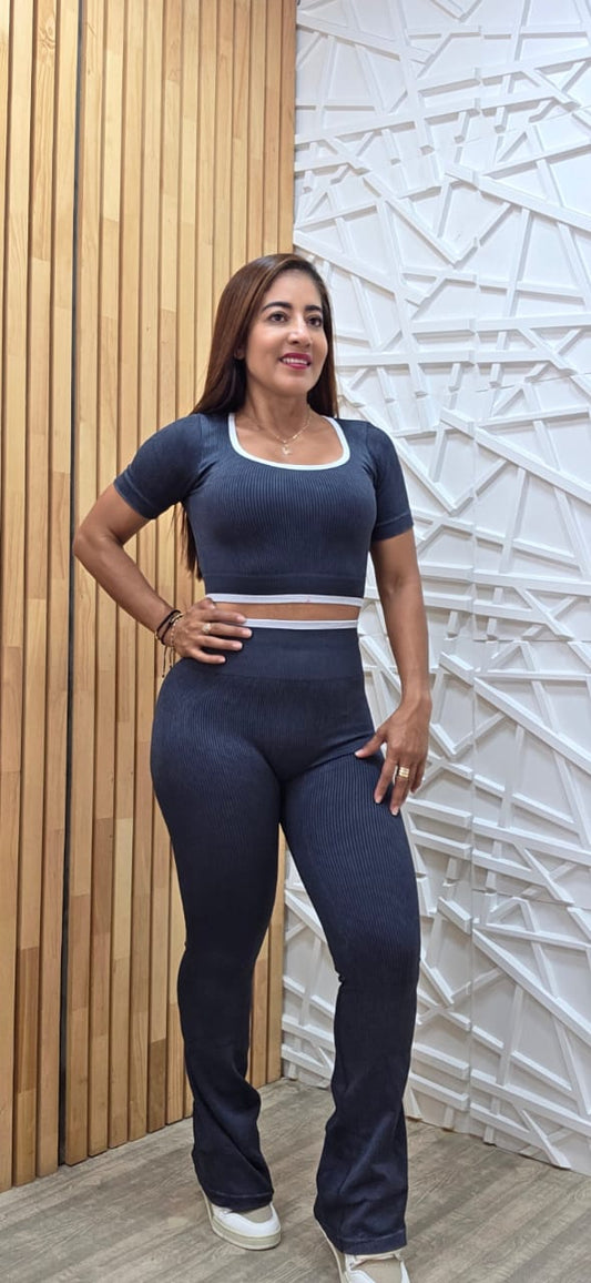 Set bota campana con realce y camiseta con sesgo